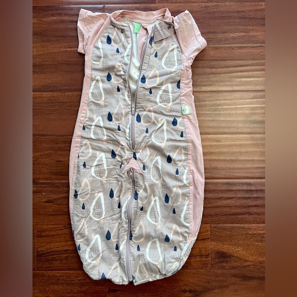 Excellent condition convertible baby sleep sack by ergo pouch 6 mos to 24 mos